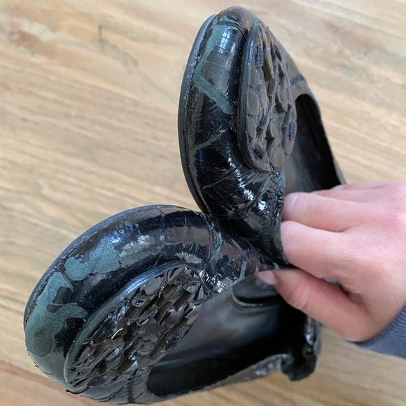 Tory Burch black patent croc flats 6 - Picture 4 of 4